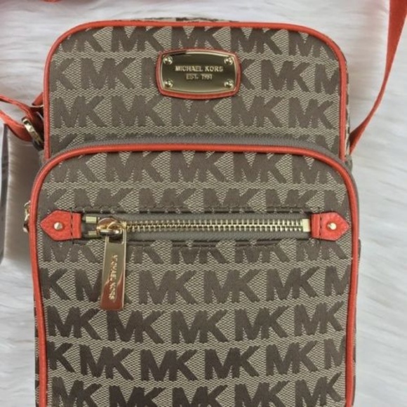 Michael Kors Bedford Messenger Crossbody Bag - Picture 6 of 7